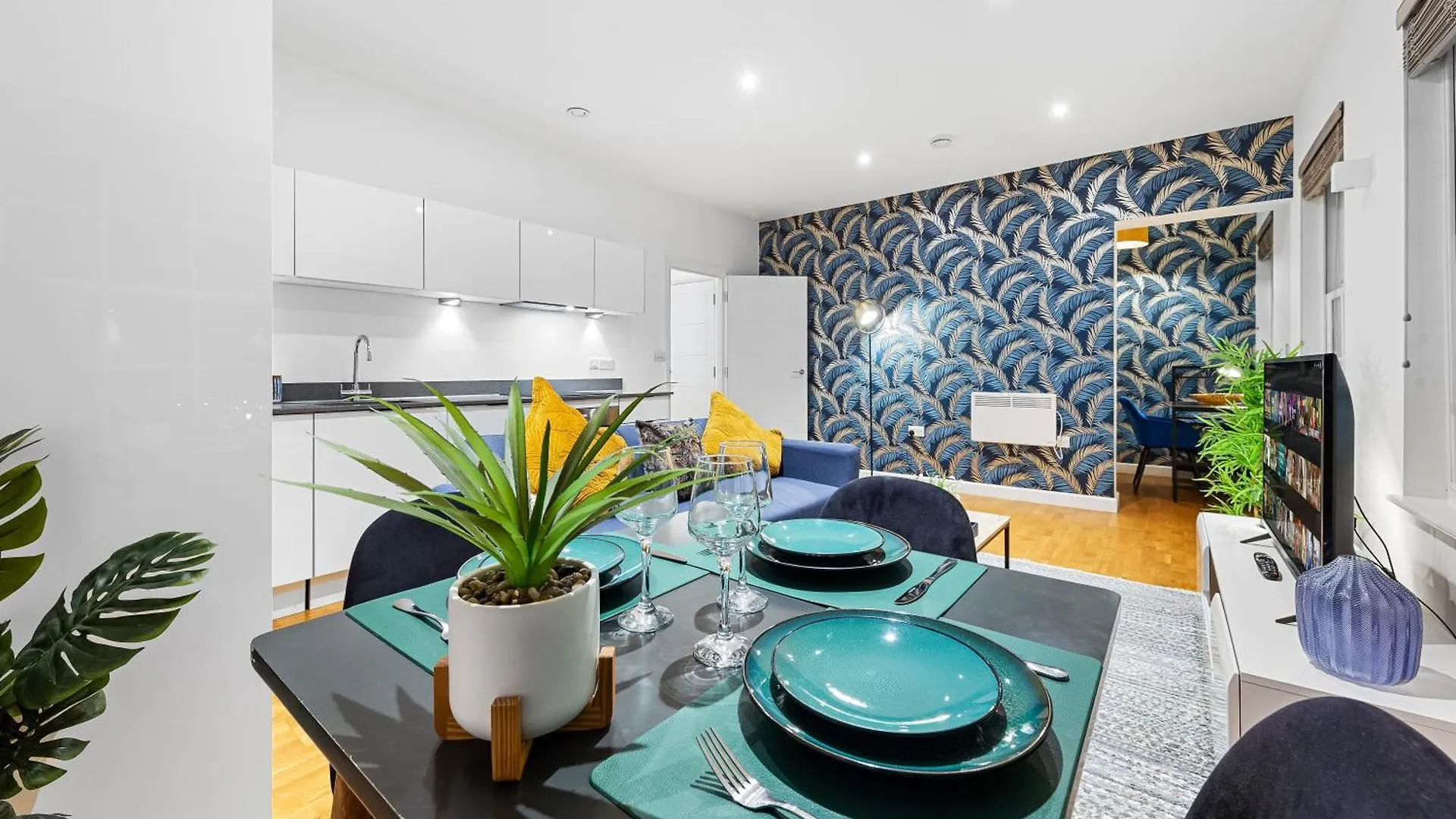 Modern One Bed Apartment - Sleeps 3 - Near Heathrow, Windsor Castle, Thorpe Park - Staines London Tw18