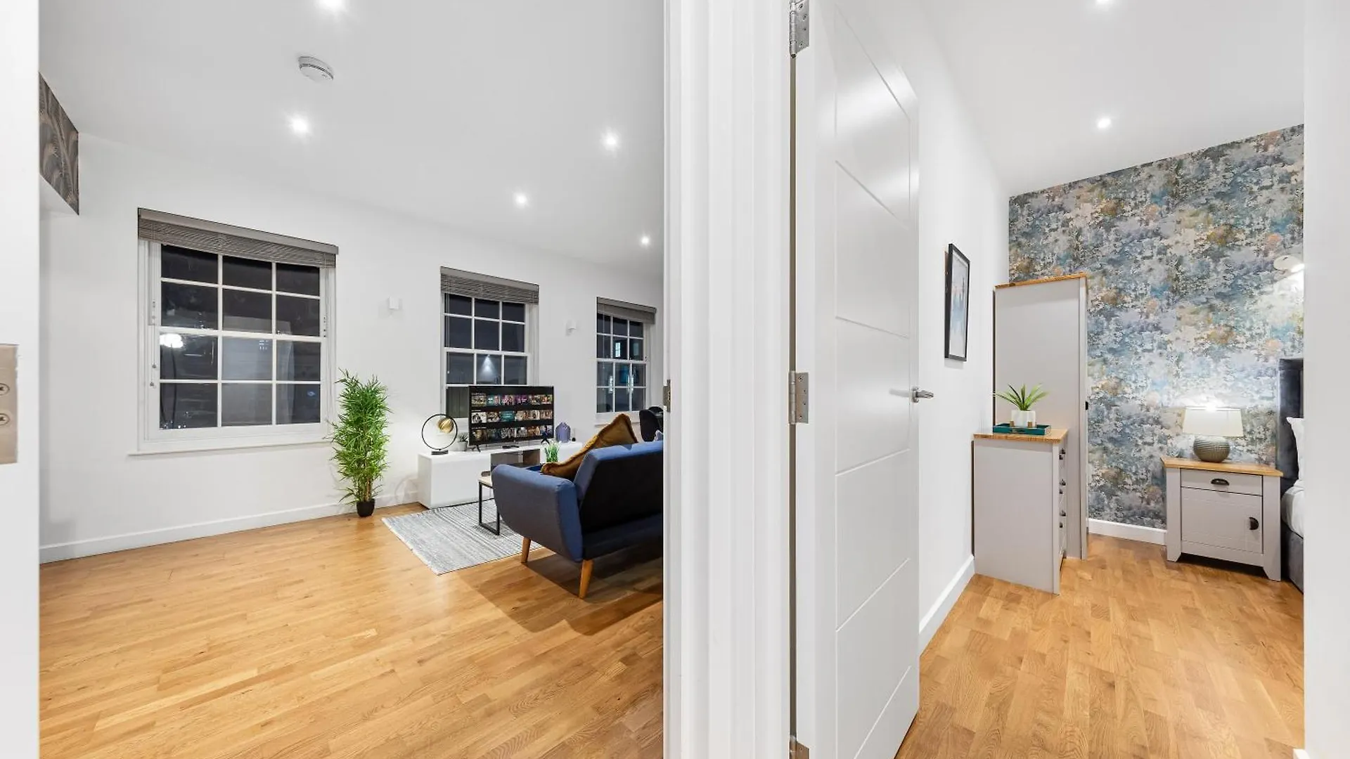 Modern One Bed Apartment - Sleeps 3 - Near Heathrow, Windsor Castle, Thorpe Park - Staines London Tw18