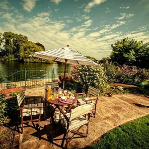  Homestay Cozy Double Bedroom In Stunning On River Thames - Near Thorpe Park/royal Holloway University/20mins From Heathrow