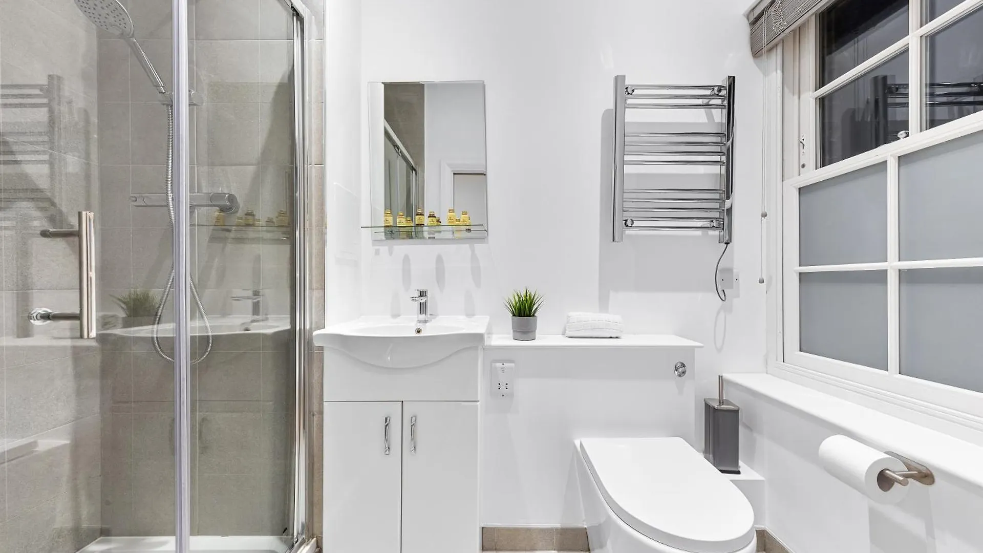 Modern One Bed Apartment - Sleeps 3 - Near Heathrow, Windsor Castle, Thorpe Park - Staines London Tw18